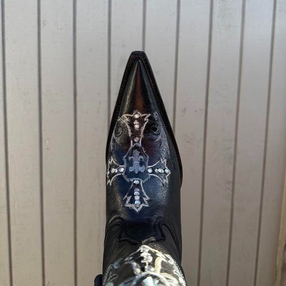 #86 Cracked Effect Leather Boot in Black Color with Wing Embroidery Details, Sty main image 5